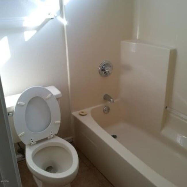 Building Photo - 2 bedroom 2 bath duplex, walking distance ...