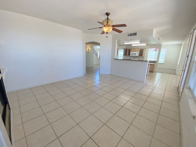 Building Photo - West El Paso LARGE 4bed/3.5bath 3 Car Garage Home-VIEWS!