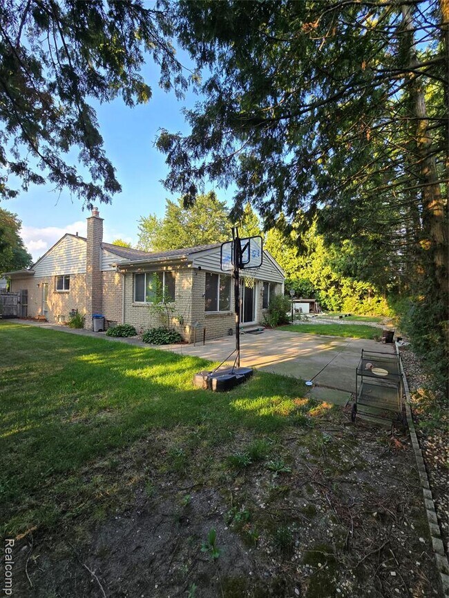 Building Photo - 2310 Cumberland Dr