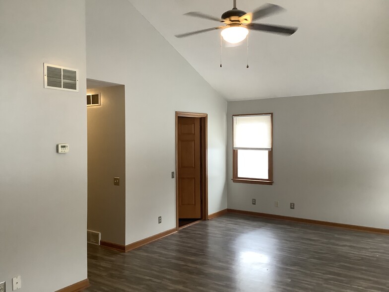 First floor master bedroom - 930 Barks Rd E