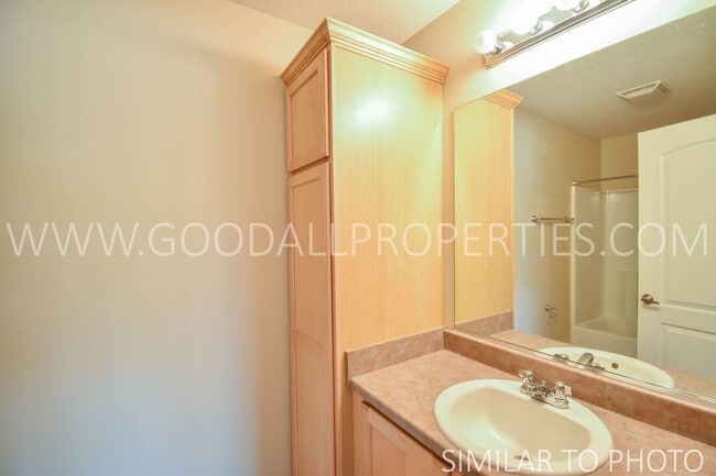 Building Photo - 2 Bedroom, 2.5 Bath Townhouse in Ankeny