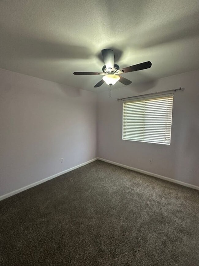Building Photo - 4 Bedroom in East Woodland
