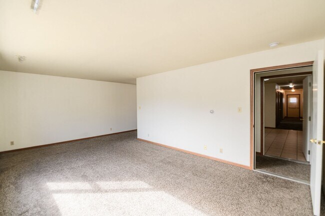 Building Photo - 2 bedroom / 2 bathroom Townhouse for rent ...