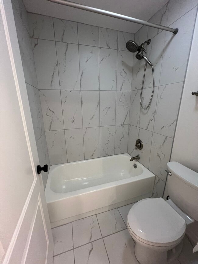 Building Photo - 108 Glengarry Dr