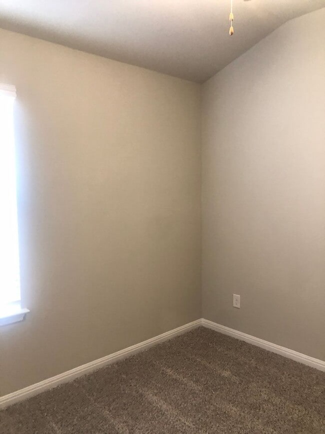 Building Photo - -=Available April 2026=-  4BR/2BA w/ Fenced Yard + Covered Parking in Hutto, TX