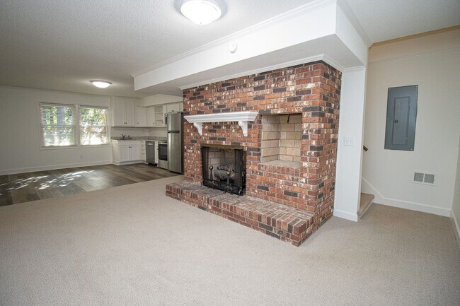 Building Photo - Renovated 5BR Home Minutes from Downtown Columbia | Two Full Kitchens + Fenced Yard ~ Available M...