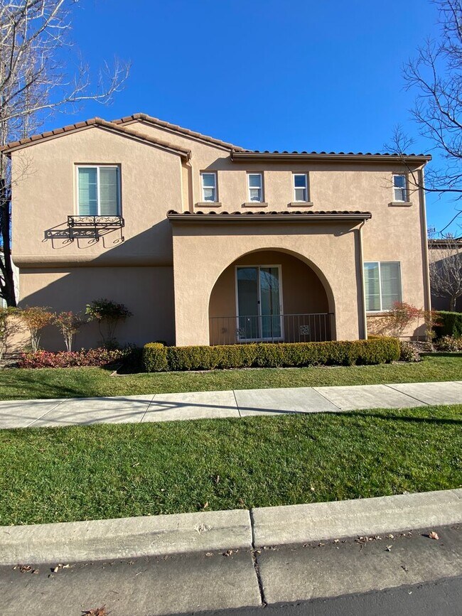Building Photo - San Ramon Gale Ranch Townhouse 3BD/2.5BA with 4th Room for Office Loft! Community Pool Included!