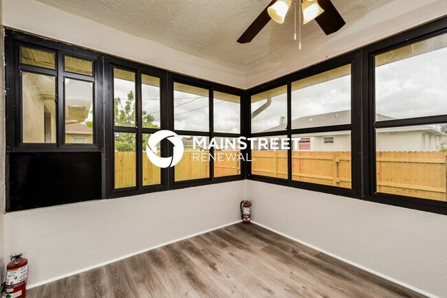 Building Photo - 3 Bedroom Pet-Friendly Home in Fort Myers,...