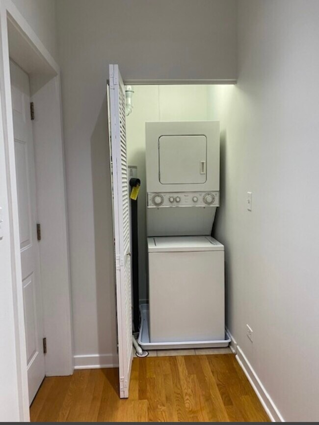 Building Photo - 3010 W Addison St