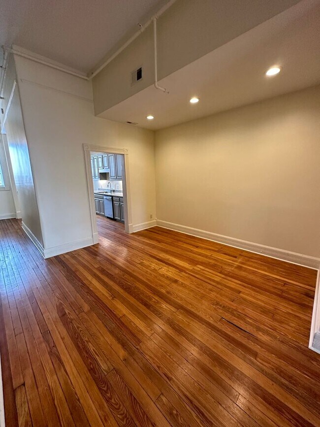 Building Photo - Spacious 3 Bedroom/3 Bathroom Townhome with Private Rooftop Deck