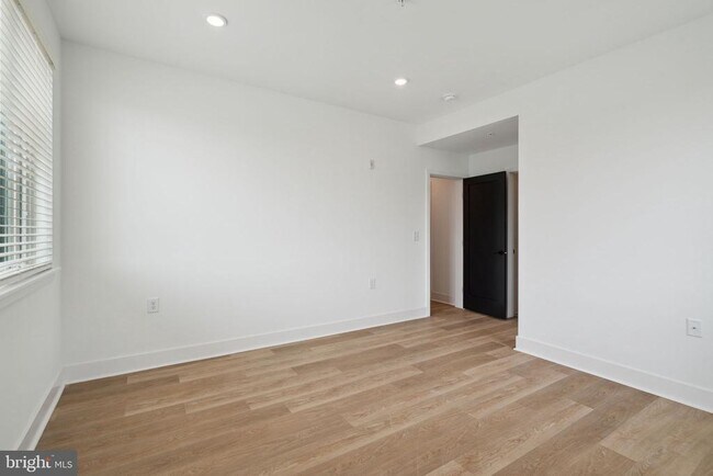 Building Photo - 1419 W Grange Ave