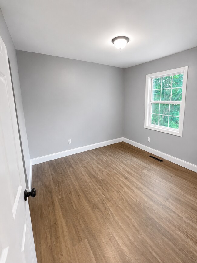Building Photo - Beautifully Updated 3 Bedroom Home Near Downtown Columbus