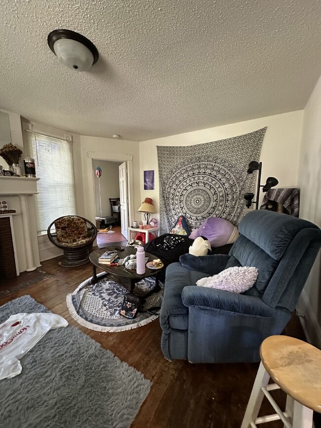 Building Photo - Whole House: 4 Bed 1 Bath close to UWEC! A...