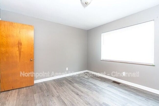 Building Photo - 2BR SFR • Stainless Kitchen • Westwood