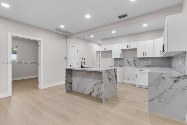 Building Photo - 559 NW 2nd St