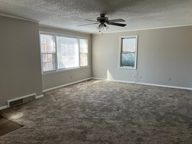 Building Photo - 3404 NW Rochester Road