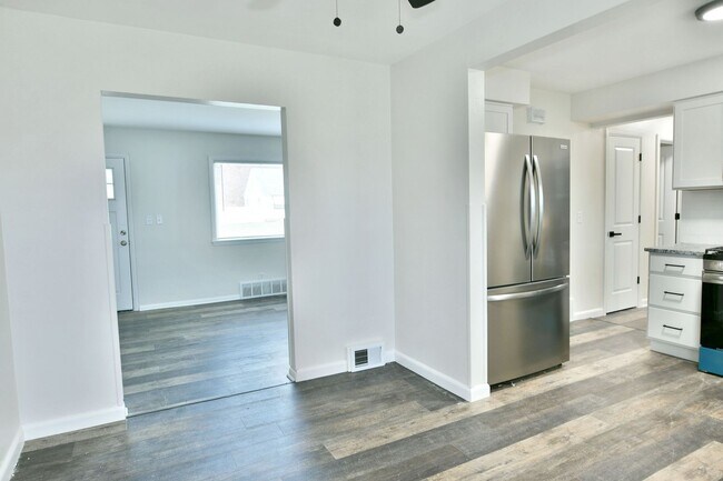 Building Photo - House for RENT in Girard!