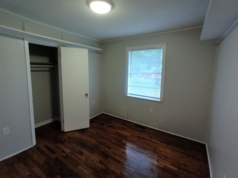Building Photo - 25 Almo Dr