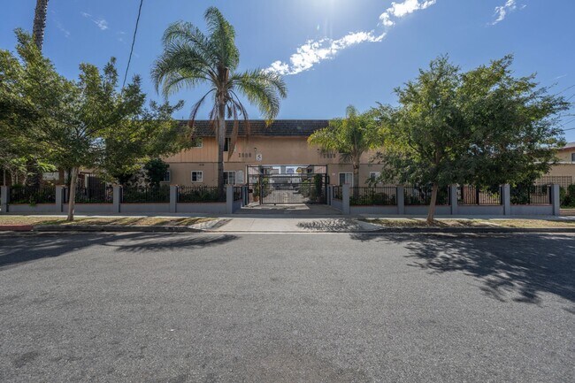 Building Photo - Le Jardinet Apartments