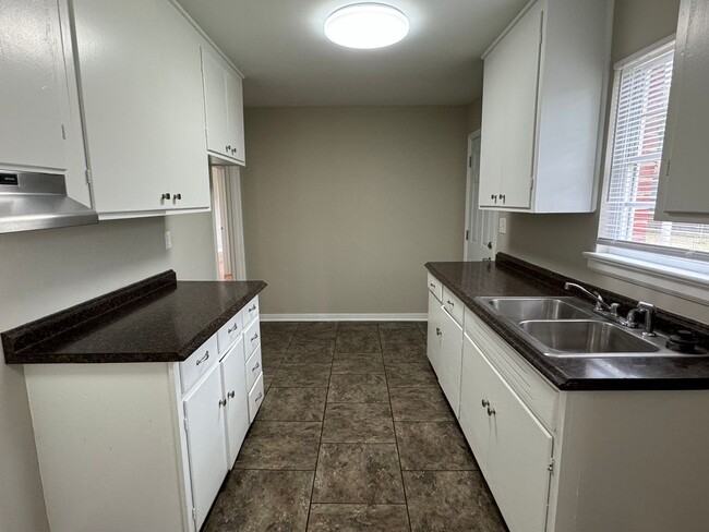 Building Photo - Stunning 3-Bedroom