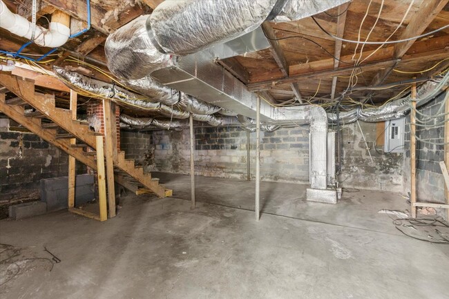 Building Photo - 530 Lakeview St