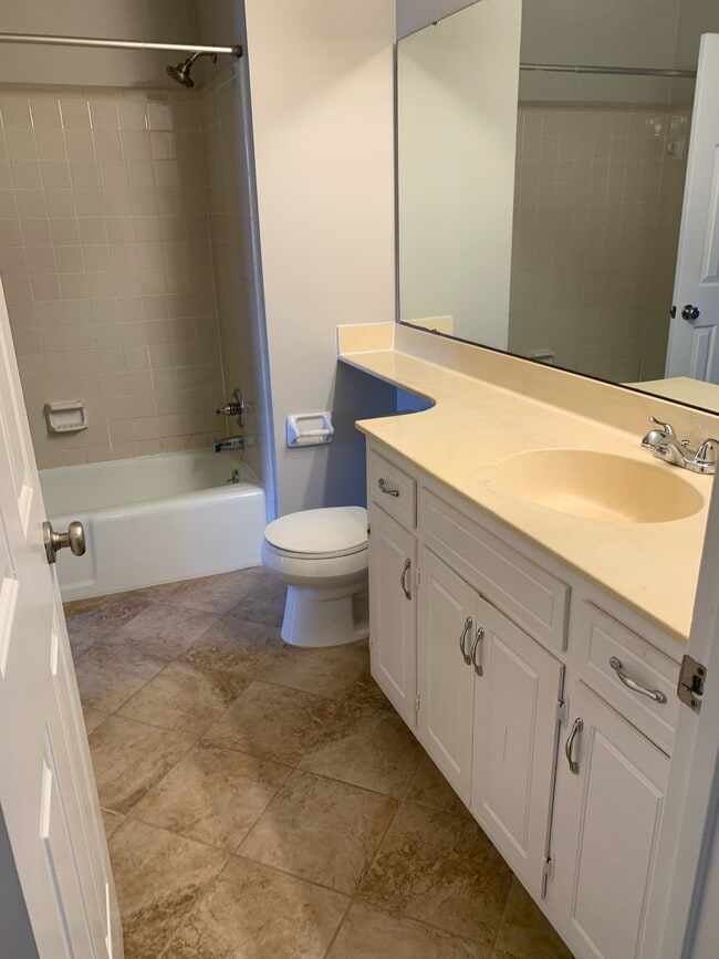 Building Photo - 830 Brentwood Pointe