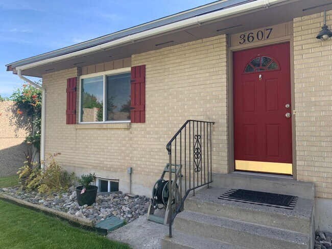 Building Photo - Beautiful Three Bedroom; West Jordan, 1,200  sq ft,Updated Kitchen