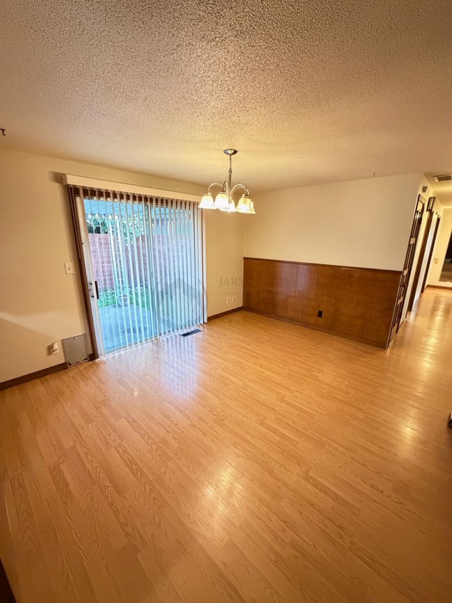 Building Photo - Single Level Duplex- Rent Ready!