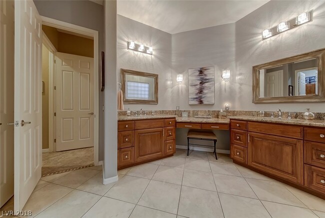 Center vanity in Master Bath - 1160 Palmetto Bay Dr
