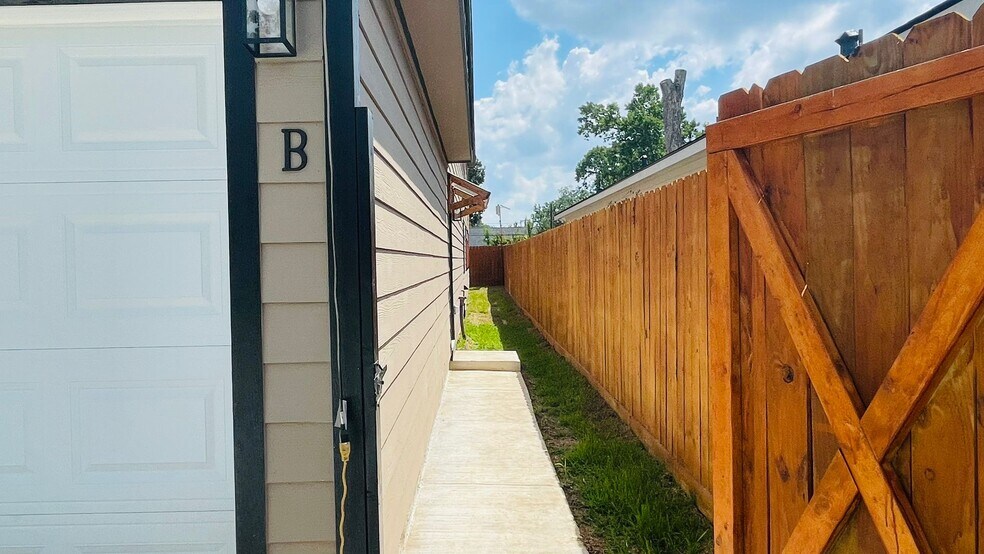 Building Photo - 8414 Sandra St