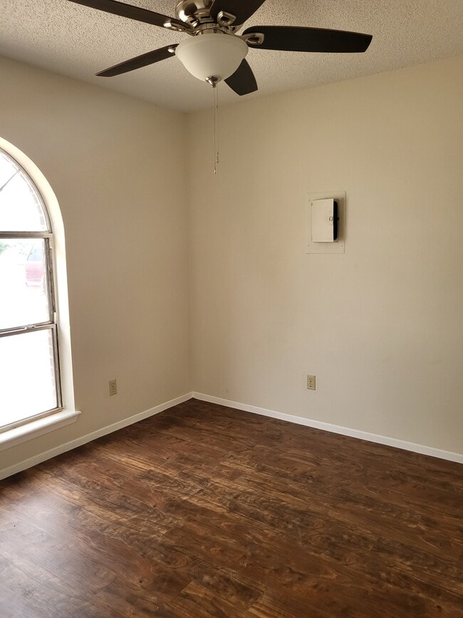 Building Photo - 3453 Hollyglen St
