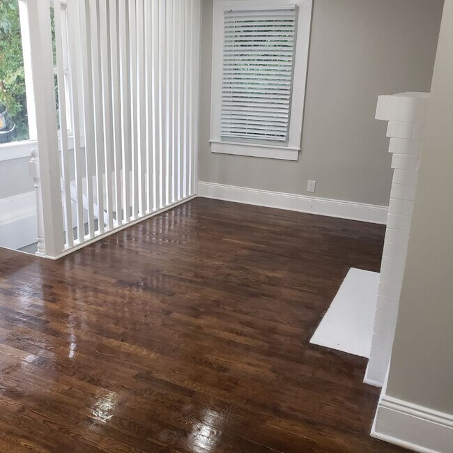 Building Photo - AVAILABLE TO SHOW!