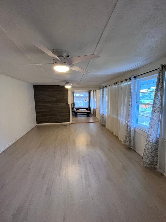 Building Photo - Kaumana Drive 3 Bedroom 2 Bath House