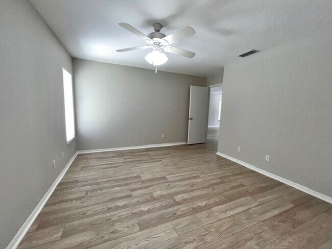 Building Photo - Welcome Home! Updated flooring & fresh interior paint! Move in OCTOBER! Beautiful 3X2 with attach...