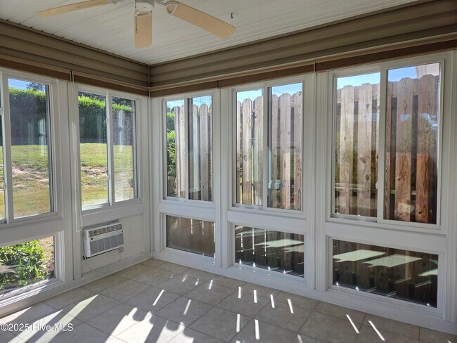 Building Photo - 521 Village Green Dr
