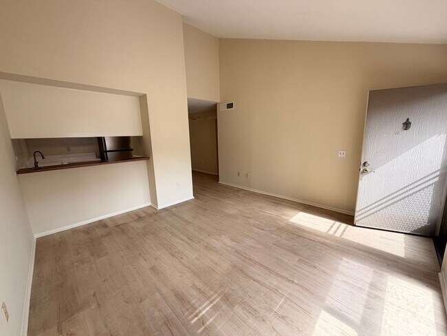 Building Photo - 2 Bed, 2 Bath Fullerton Condo For Rent w/ ...