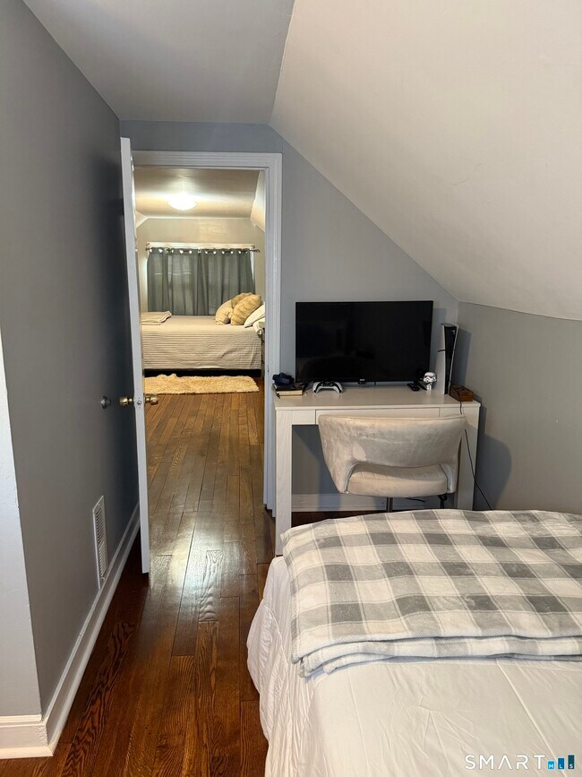 Building Photo - 507 Queen St