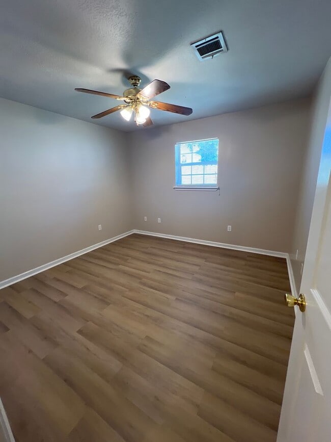 Building Photo - 2 bedroom 2 bath Duplex for lease right off common street