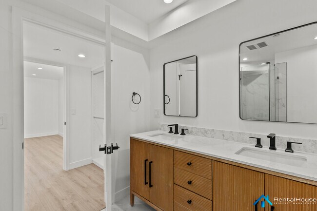 Building Photo - 3005 La Paz Dr