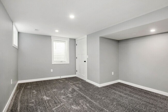 Building Photo - 1801 Elaine Dr