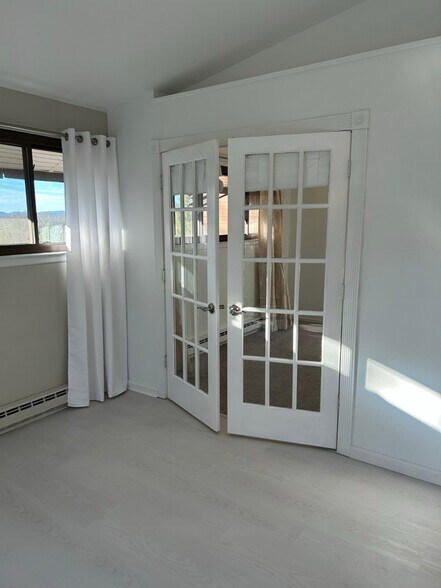 Building Photo - 10 Ridgedale Dr