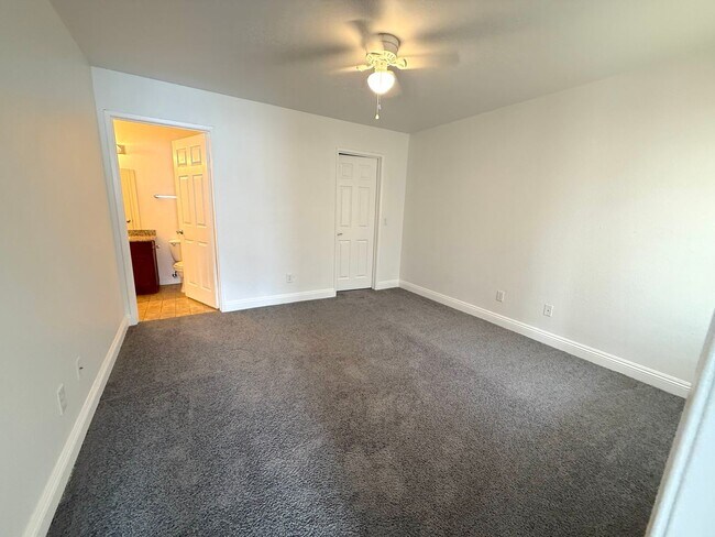 Building Photo - SPACIOUS 2BED/2BATH CONDO ON THE 2ND FLOOR