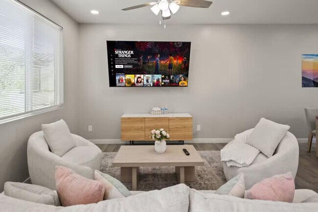 Building Photo - 6606 W Paradise Ln