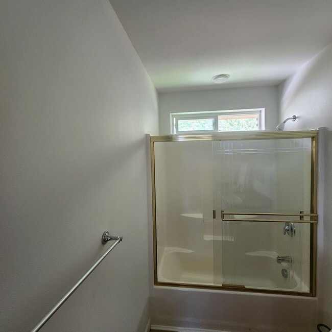 Building Photo - 3 Bedroom House Available in Quiet Astoria...