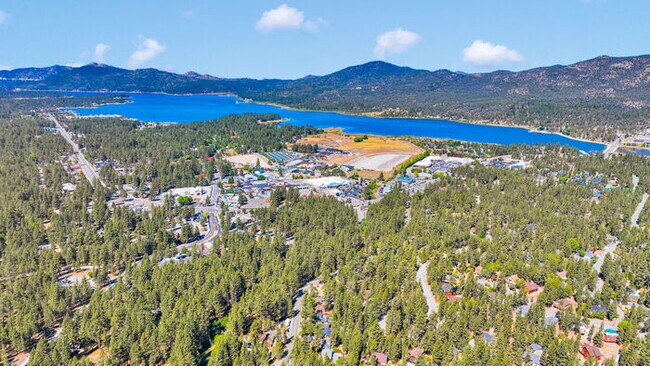 Building Photo - Remodeled 2 Bed / 1 Bath Near Bear Mountain & Golf Course