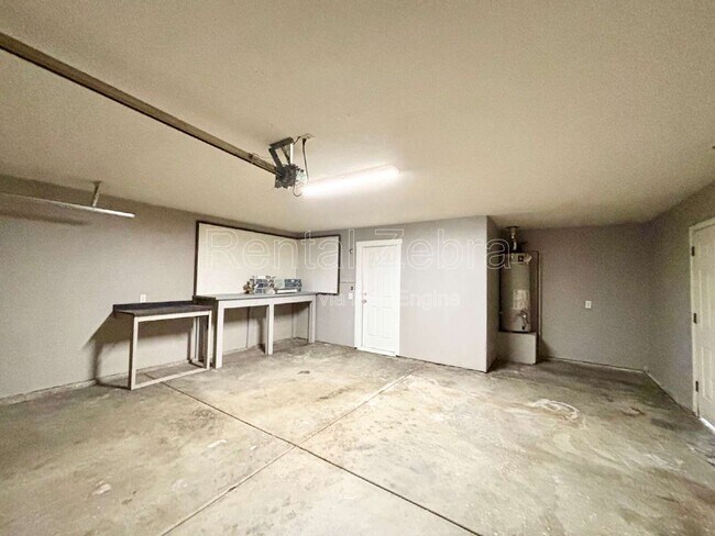 Building Photo - 736 Redwing Dr