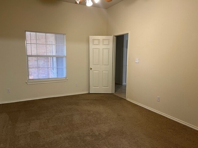 Building Photo - Cougar Ridge III Duplex