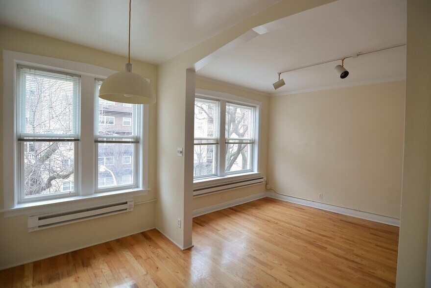 Building Photo - 516 W Melrose St