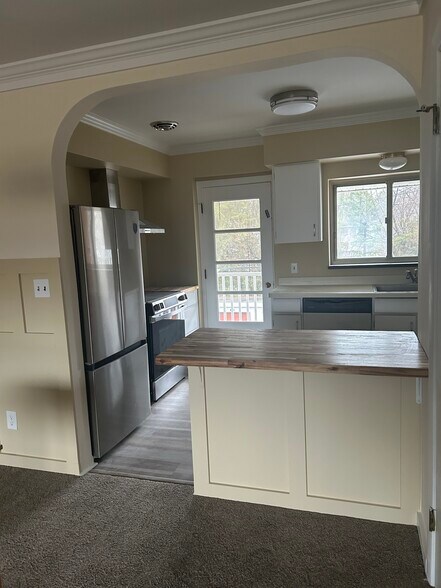 Building Photo - 2411 East Ave