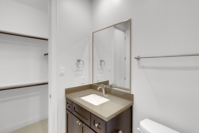 Building Photo - 1030 W 26th St